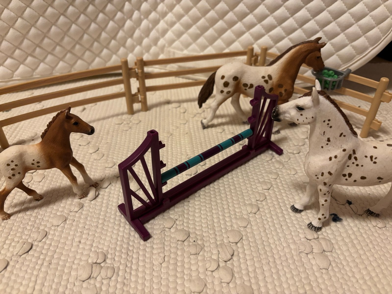 Schleich paarden gezin met hindernis en omheining, Ophalen of Verzenden, Gebruikt