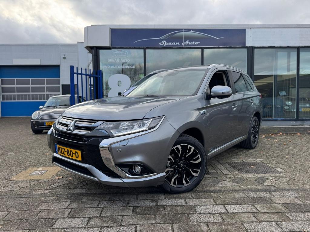 Mitsubishi Outlander 2.0 PHEV 4WD INTYLE+ PREMIUM | DAKJE |, Automaat, Zwart, 4 cilinders, Stoelverwarming