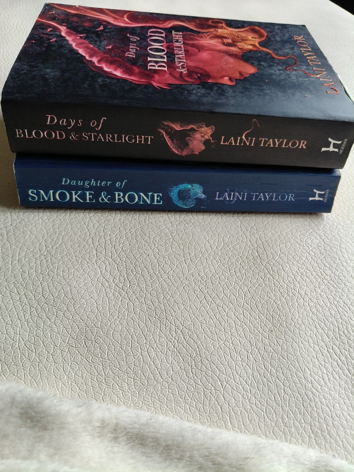 Daughter of Smoke & Bone, days of blood and starlight, Boeken, Ophalen of Verzenden, Zo goed als nieuw