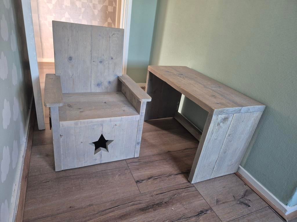 Houten kinderzitje met tafel en stoel - Steruitsparing, Ophalen, Zo goed als nieuw, Tafel(s) en Stoel(en)