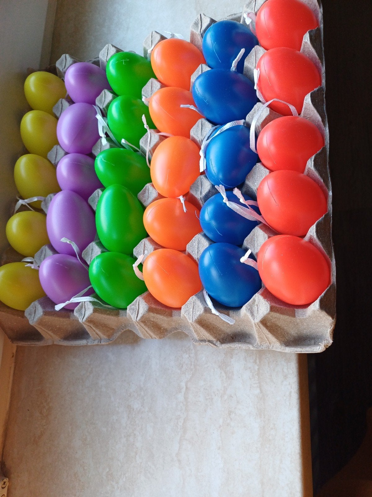 NIEUW ! 30 gekleurde plastic plastik eieren, Ophalen of Verzenden, Nieuw