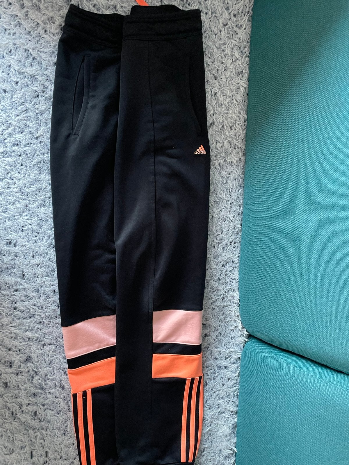 Adidas sportbroek met oranje en roze details €27, Maat 38/40 (M), Zwart, Ophalen of Verzenden, Fitness of Aerobics