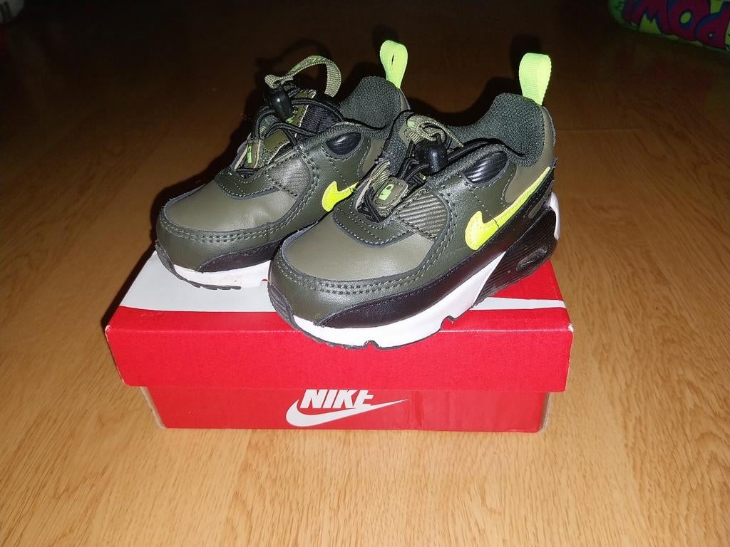 Nike Air Max maat 22 groen/neon geel - zo goed als nieuw, Kinderen en Baby's, Kinderkleding | Schoenen en Sokken, Ophalen of Verzenden