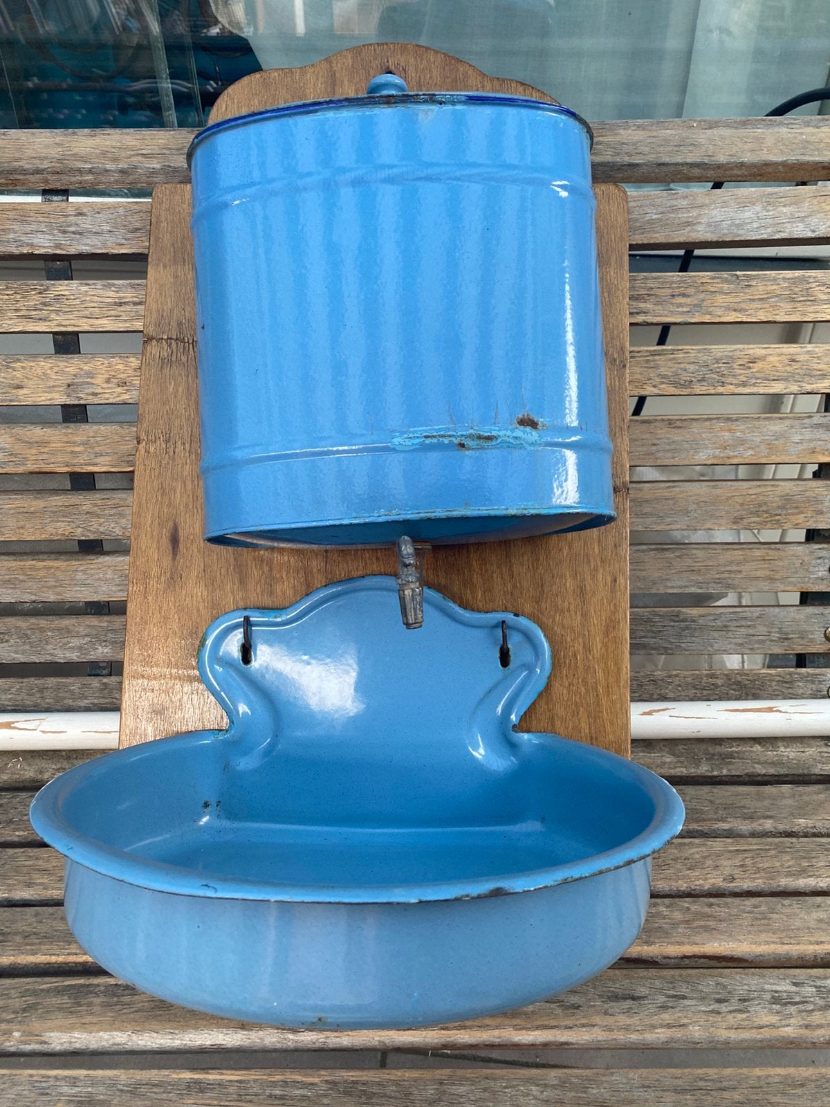 Mooi blauw emaille water reservoir hangt op  houten plaat, Ophalen