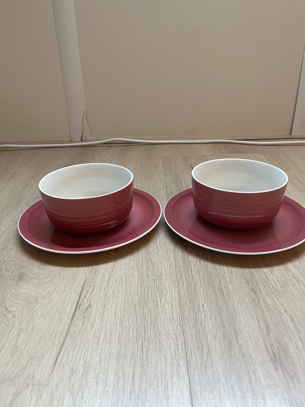Set van 2 kommen en 3 borden - roze, Keramiek, Ophalen of Verzenden, Zo goed als nieuw, Bord(en)