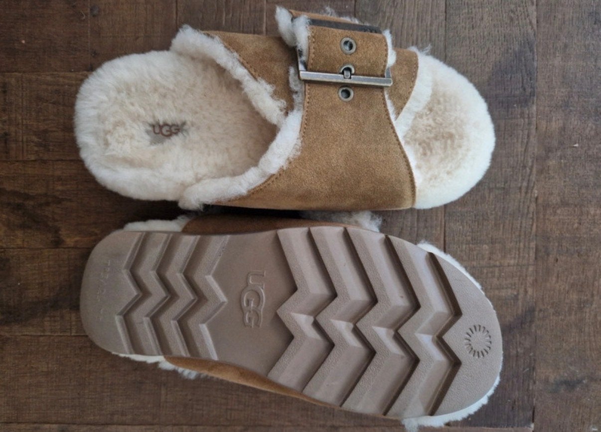 Ugg slippers met gesp, maat valt als 40, Kleding | Dames, Verzenden, Zo goed als nieuw, Bruin, Slippers
