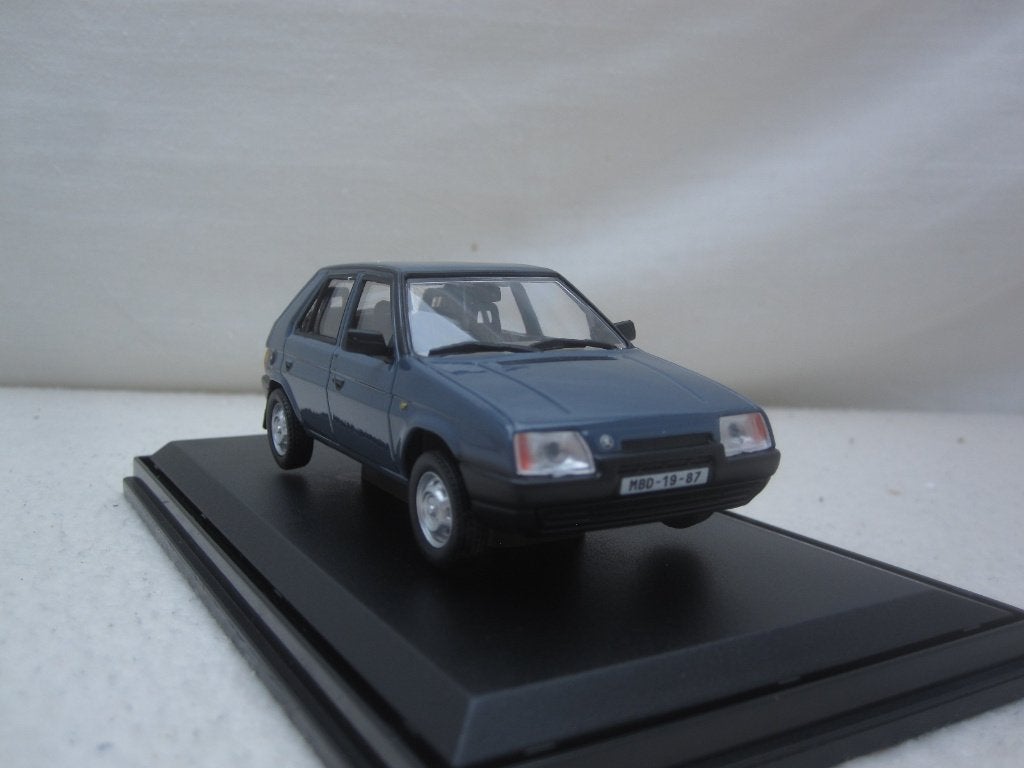 Skoda Favorit 136L 1988 Blauw 1:43 Abrex, Ophalen of Verzenden, Nieuw, Auto, Overige merken