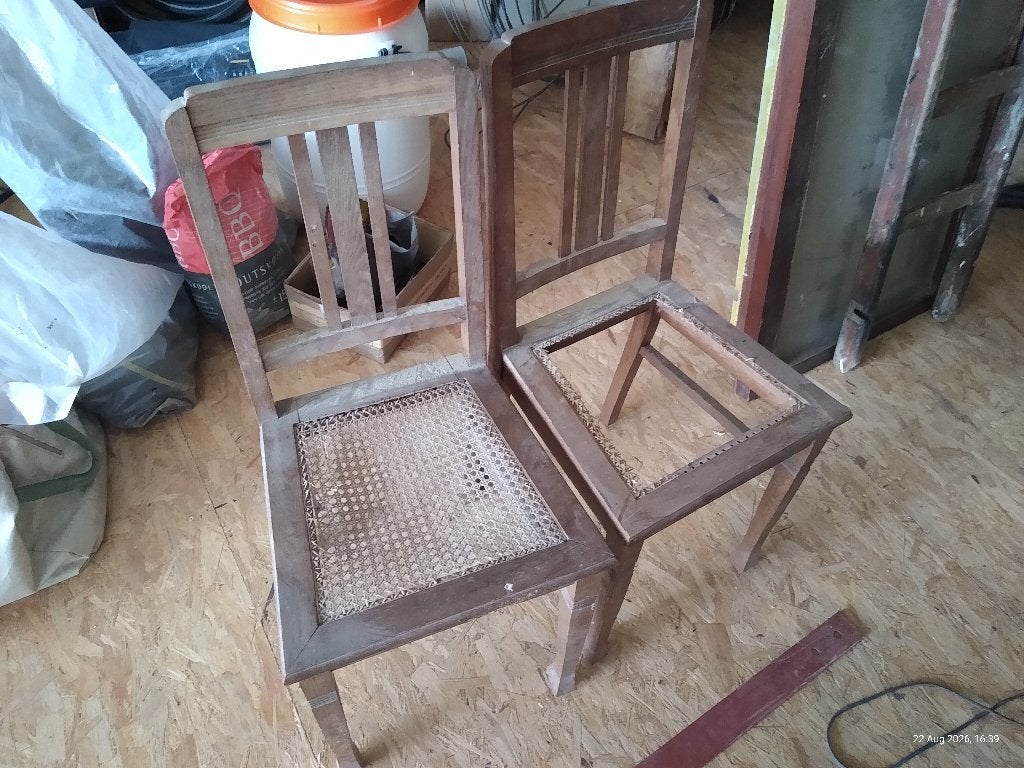 Twee oude stoelen (beschadigd), Antiek en Kunst, Ophalen