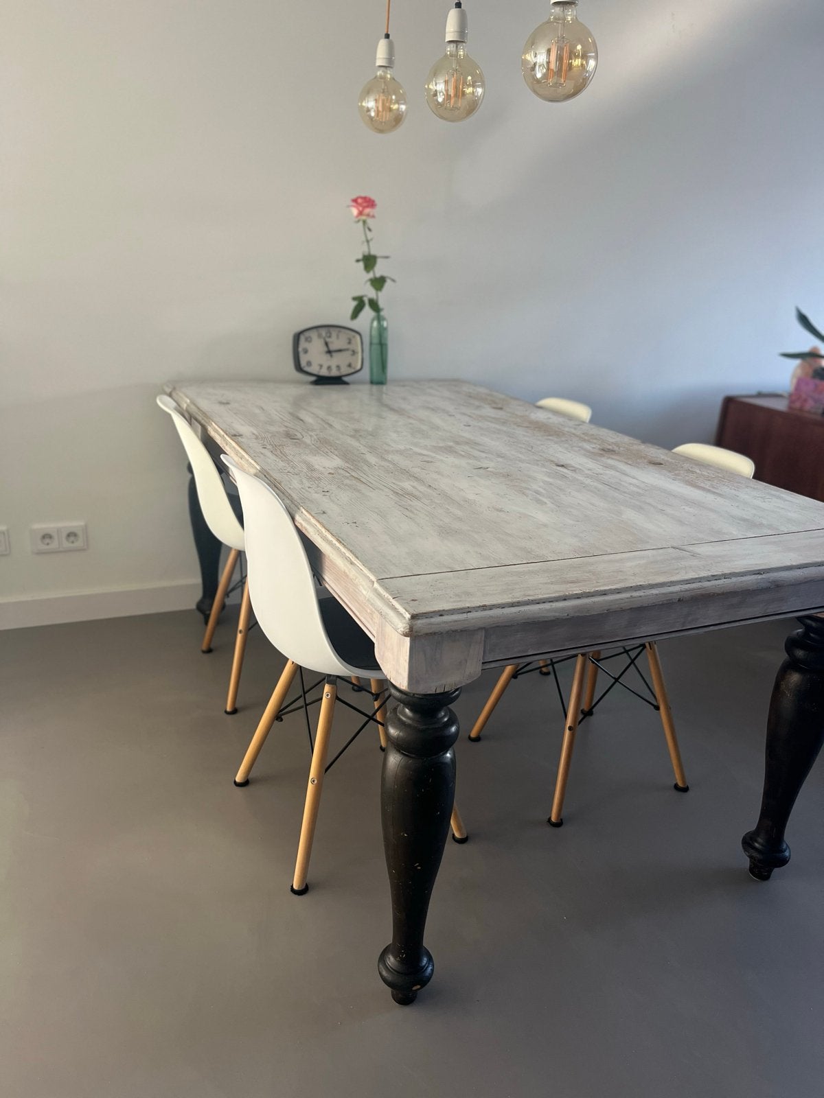 Grenen eettafel met zwarte poten en whitewash blad, Ophalen, Gebruikt, 100 tot 150 cm, Vijf personen of meer