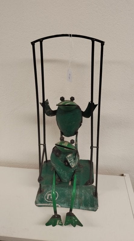 Kikkers op schommel van gerecycled blik, Ophalen of Verzenden, 20 - 50 cm, Beeld, Metaal