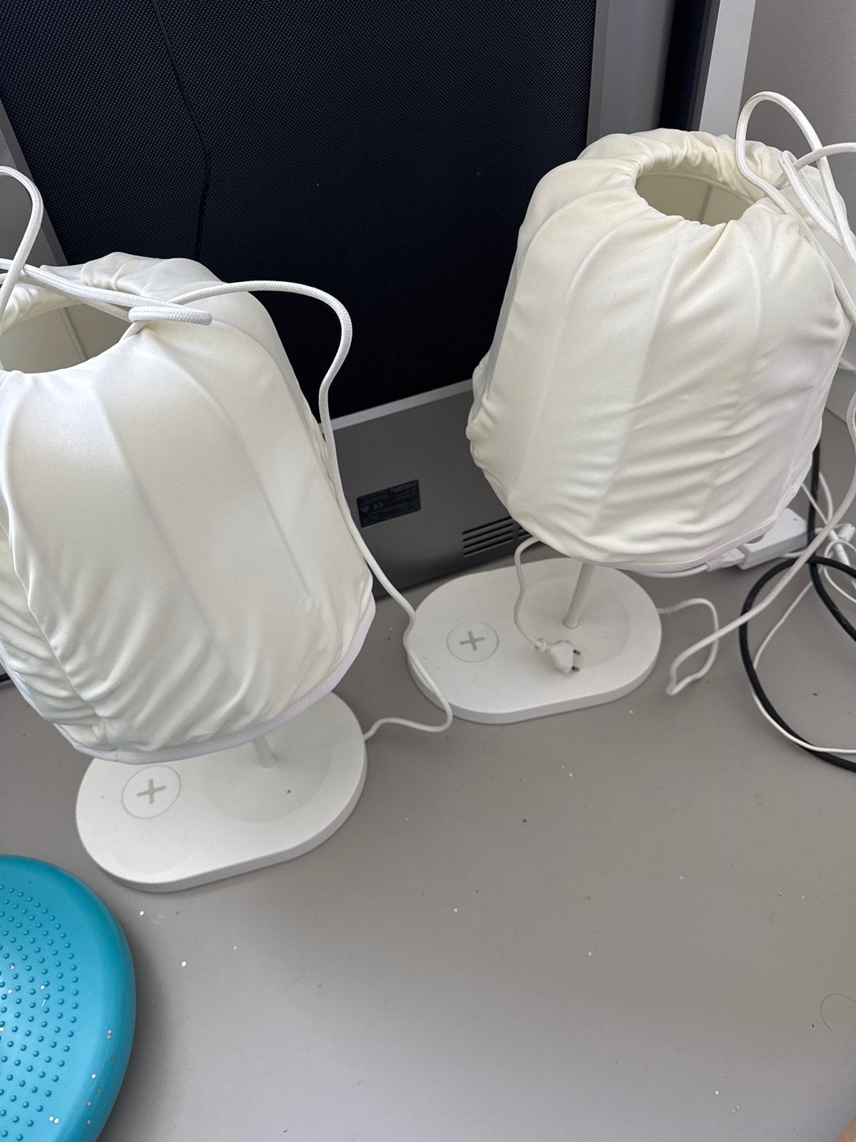 Twee witte IKEA lampen met draadloos opladen, Gebruikt, Textiel, Wit, Ophalen of Verzenden