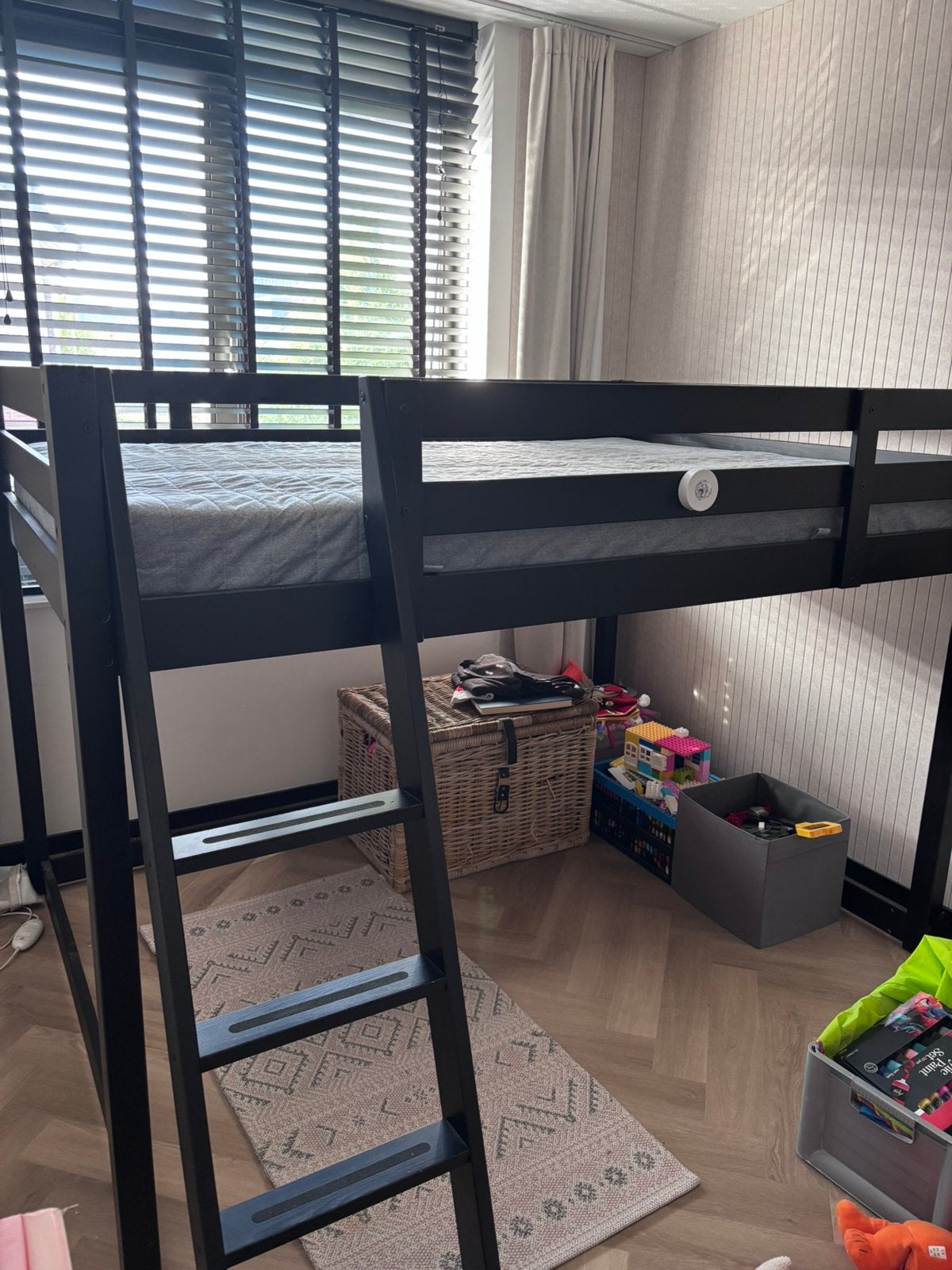 Hoogslaper IKEA zwart hout tweepersoons, Huis en Inrichting, Slaapkamer | Stapelbedden en Hoogslapers, Ophalen, Eenpersoons, Zo goed als nieuw