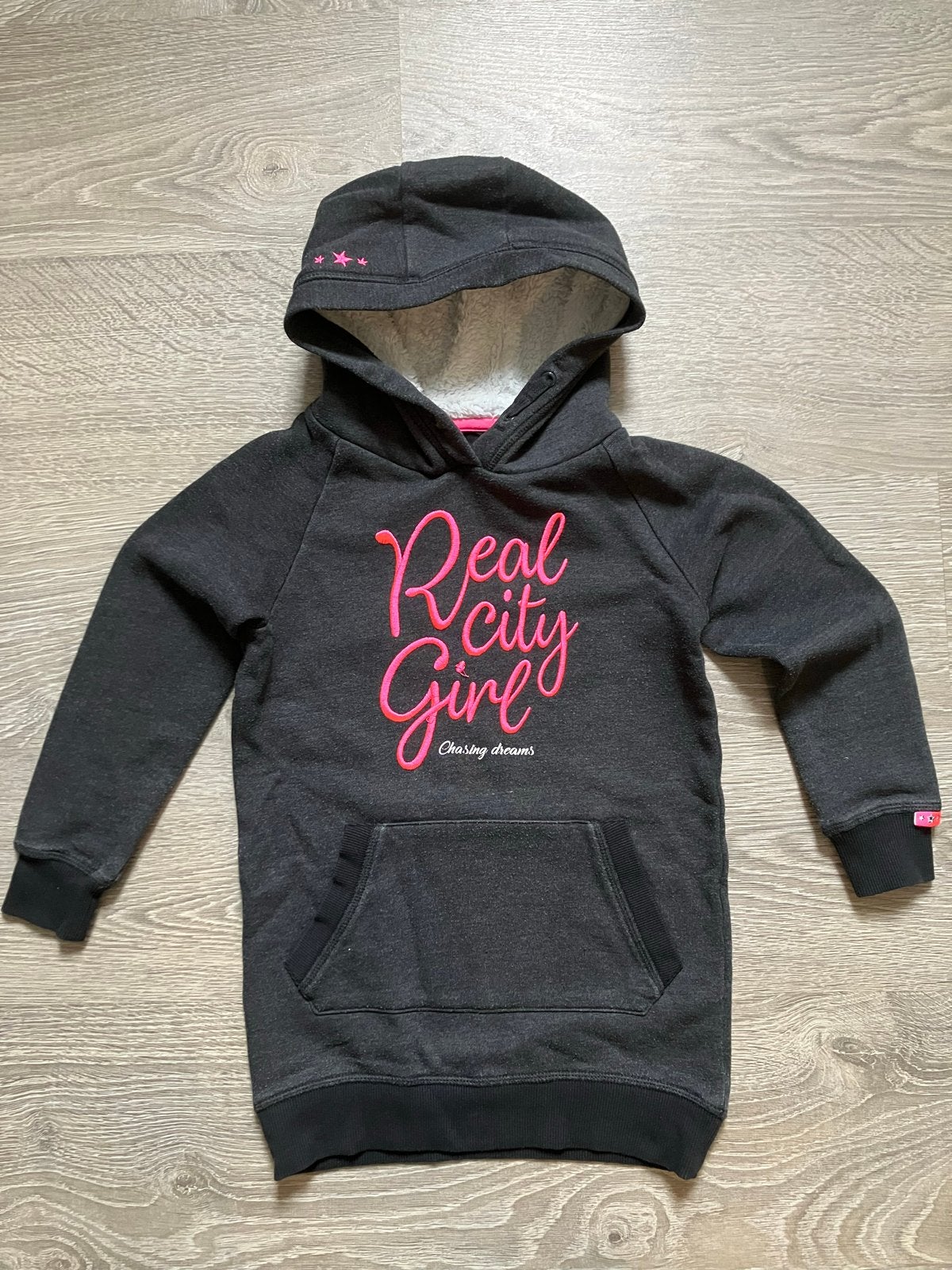 Donkergrijze hoodie 'Real City Girl' 122 128, Kinderen en Baby's, Ophalen of Verzenden, Gebruikt, Meisje, Trui of Vest