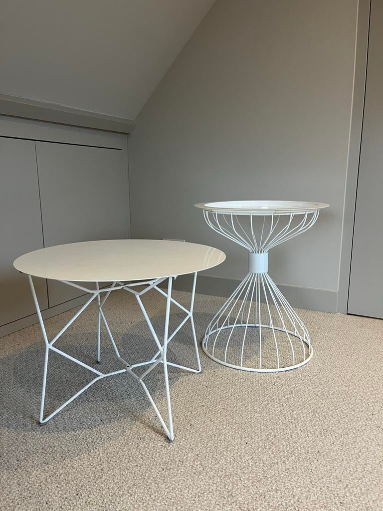 Witte metalen bijzettafel met dienblad, Huis en Inrichting, Tafels | Bijzettafels, Minder dan 55 cm, Metaal of Aluminium, Rond