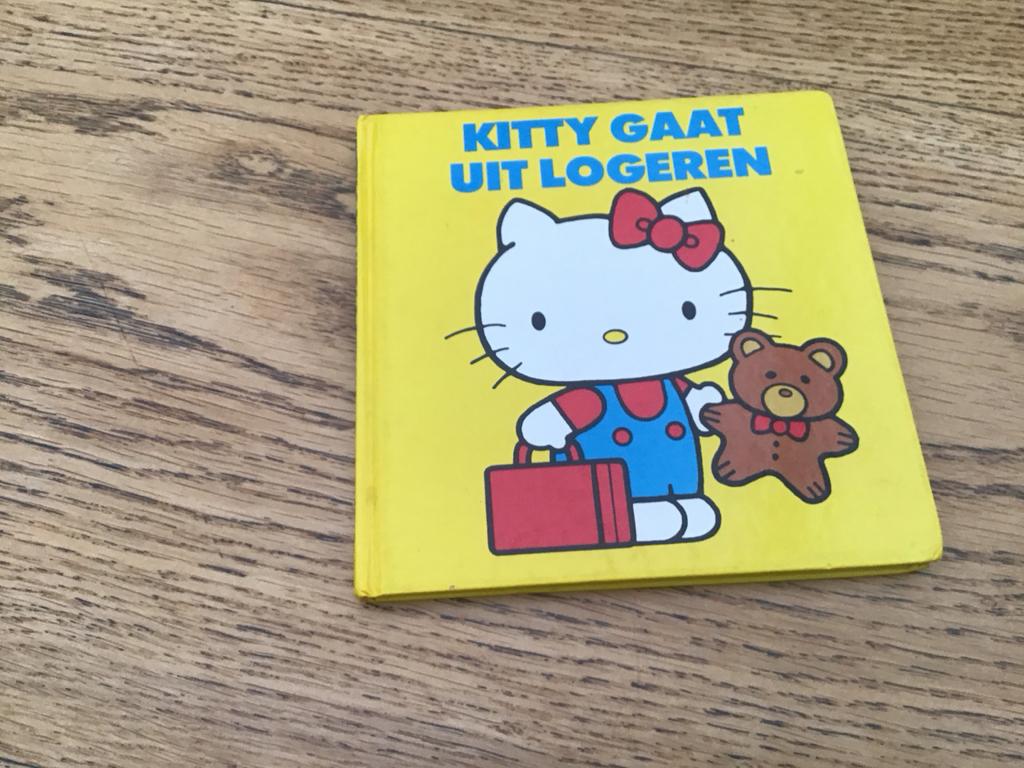 Kitty gaat uit logeren - Hello Kitty kinderboekje, Boeken, Ophalen of Verzenden, Gelezen, Fictie algemeen