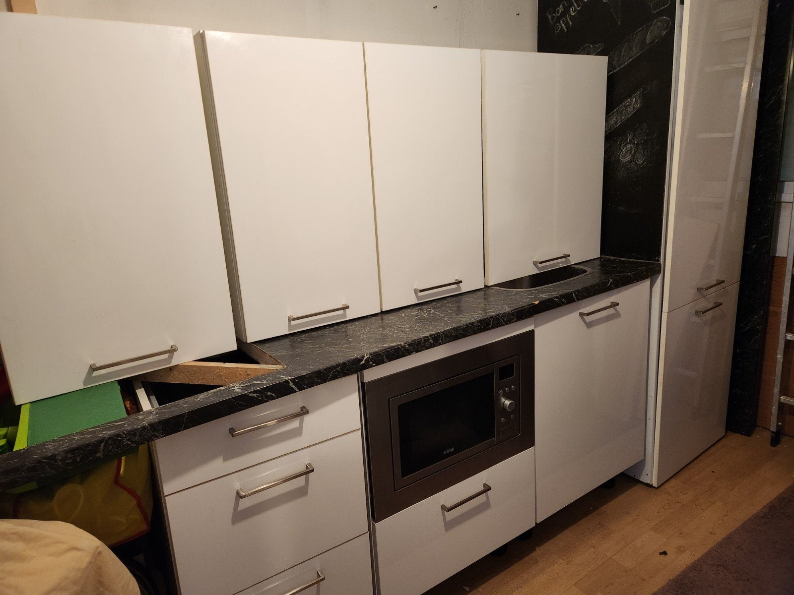 Gebruikte witte hoogglans keuken met lange koelkast, Ophalen, Gebruikt, Wit, Enkelwandige keuken