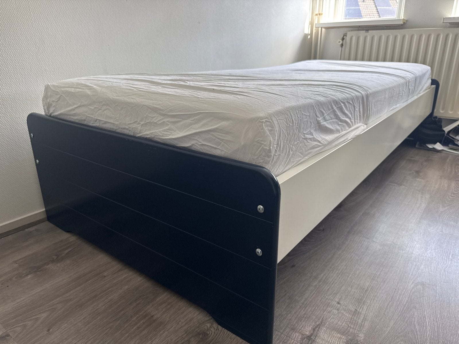 Eenpersoonsbed met lattenbodem - Zo goed als nieuw, Huis en Inrichting, Ophalen, 90 cm, Eenpersoons, Blauw