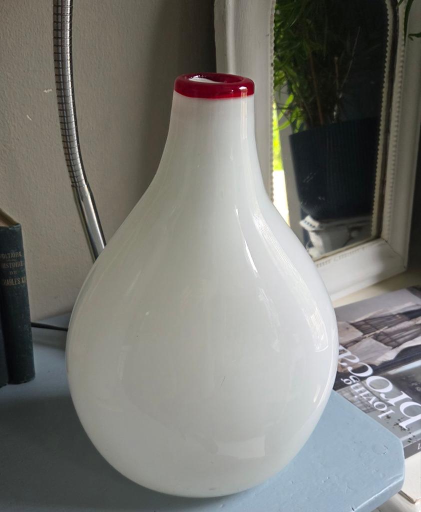 Aparte grote dikke witte vaas met rood randje
30 cm hoog, Ophalen, Zo goed als nieuw, Wit
