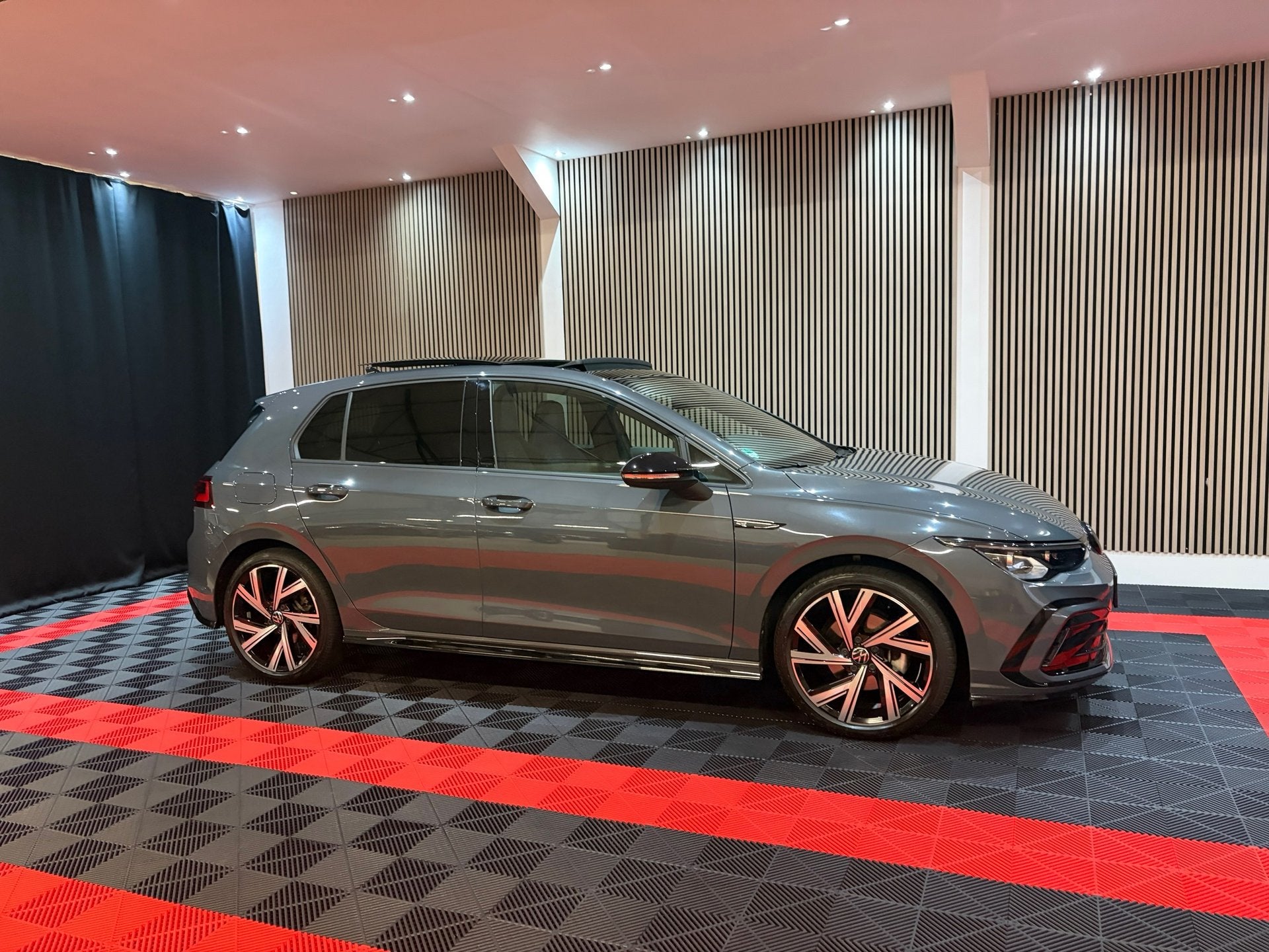 Volkswagen Golf 1.5 eTSI R-Line Business Pano Camera Matrix-, Dealer onderhouden, 4 cilinders, Bedrijf, Grijs