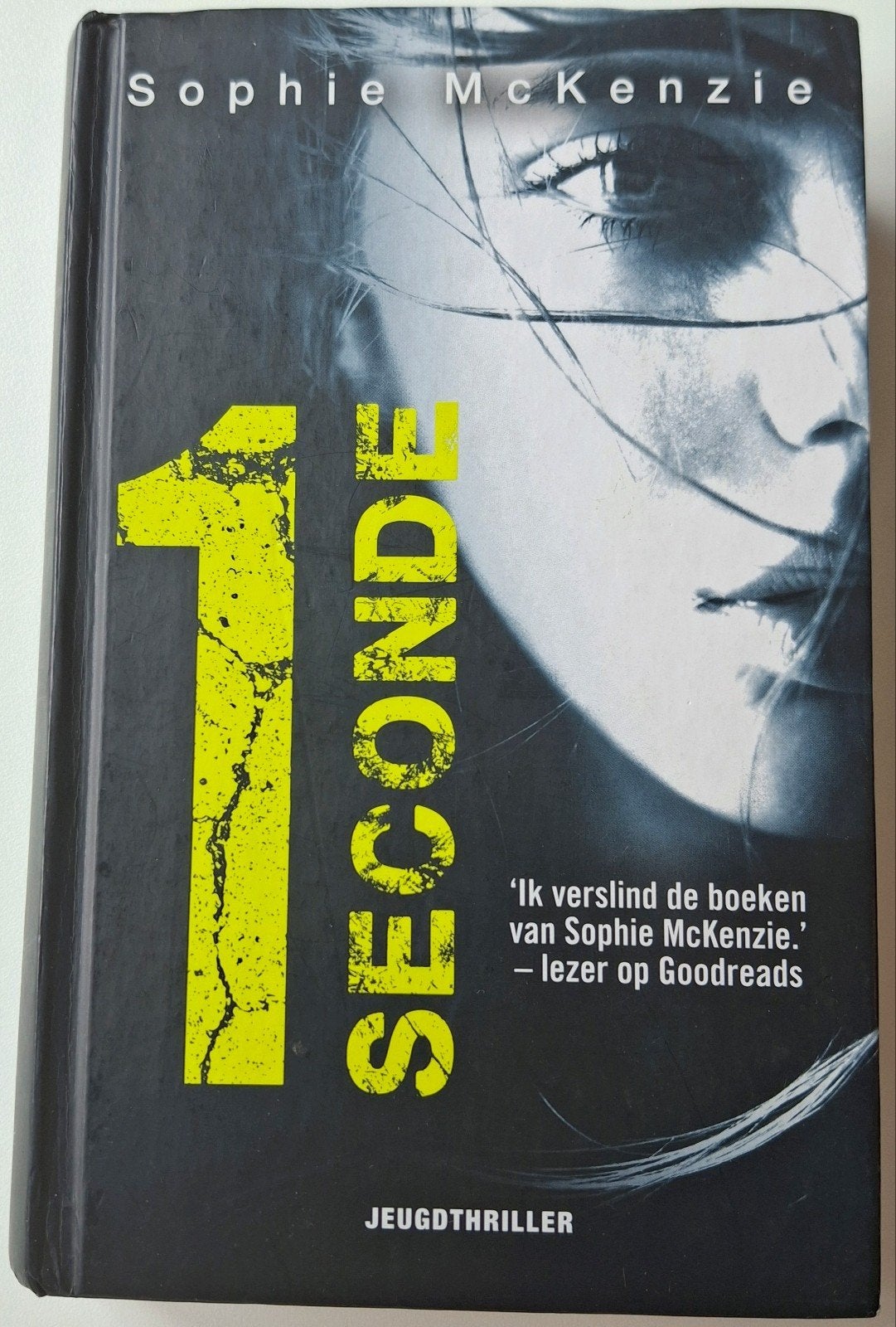 Sophie Mckenzie - 1 Seconde - Hardcover jeugdthriller, Ophalen of Verzenden, Gelezen, Sophie Mckenzie