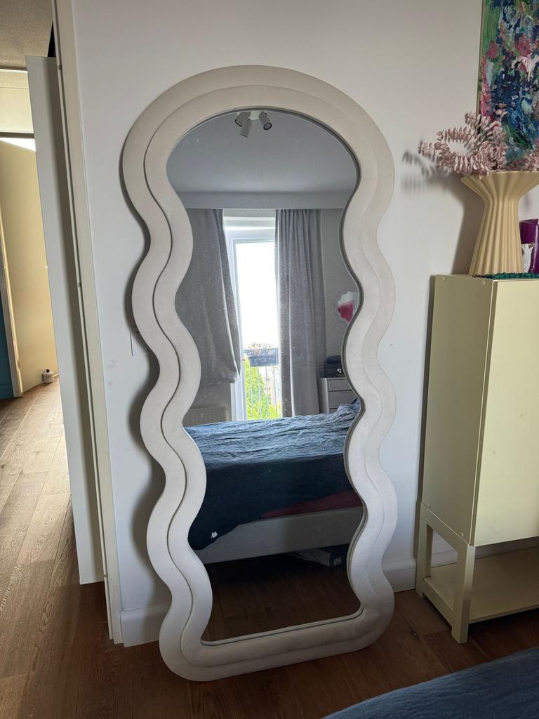 Unieke Wavy spiegel - Crèmekleurig - Zo goed als nieuw, Huis en Inrichting, Woonaccessoires | Spiegels, Ophalen, Zo goed als nieuw