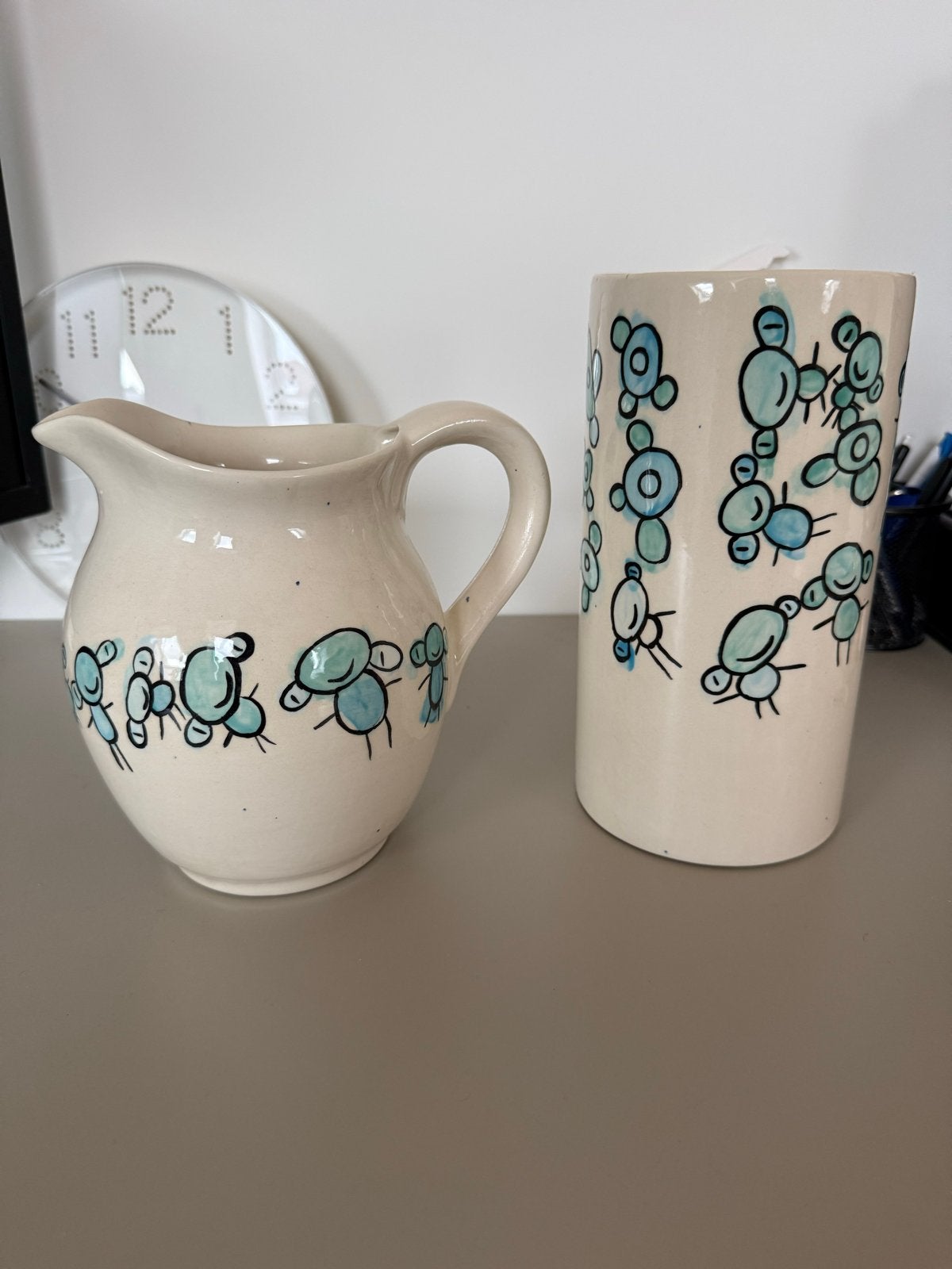 Handgemaakte keramische set met vrolijke figuren, Antiek en Kunst, Ophalen