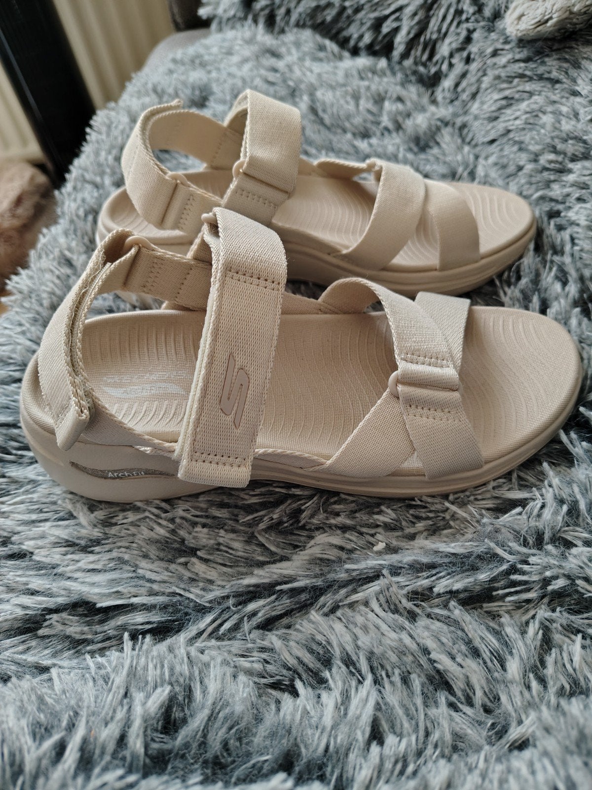 Nieuwe Skechers Go Walk Arch Fit maat 38 (valt groot), Skechers, Beige, Nieuw, Sandalen of Muiltjes