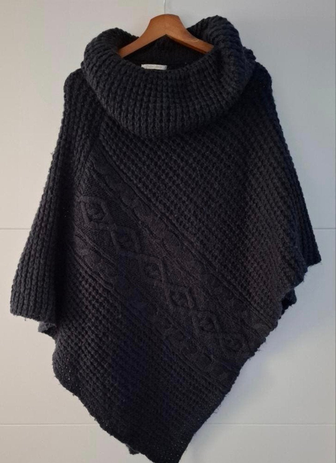 Leuke donkerblauwe poncho van Pieces, Pieces, Ophalen of Verzenden, Zo goed als nieuw, Sjaal
