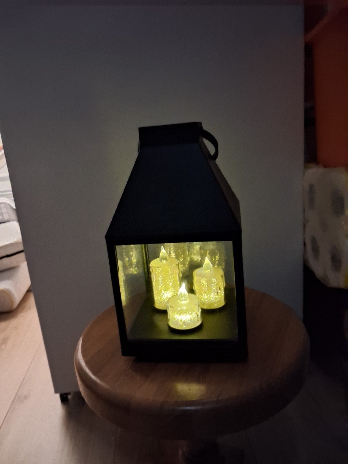 Zwarte lantaarn met LED kaarsen, Huis en Inrichting, Woonaccessoires | Kandelaars en Kaarsen, 25 tot 50 cm, Zwart, Ophalen of Verzenden