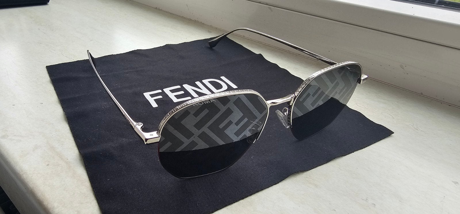 Fendi Zonnebril met Fendi Roma logo, Overige merken, Zonnebril, Ophalen of Verzenden, Zo goed als nieuw