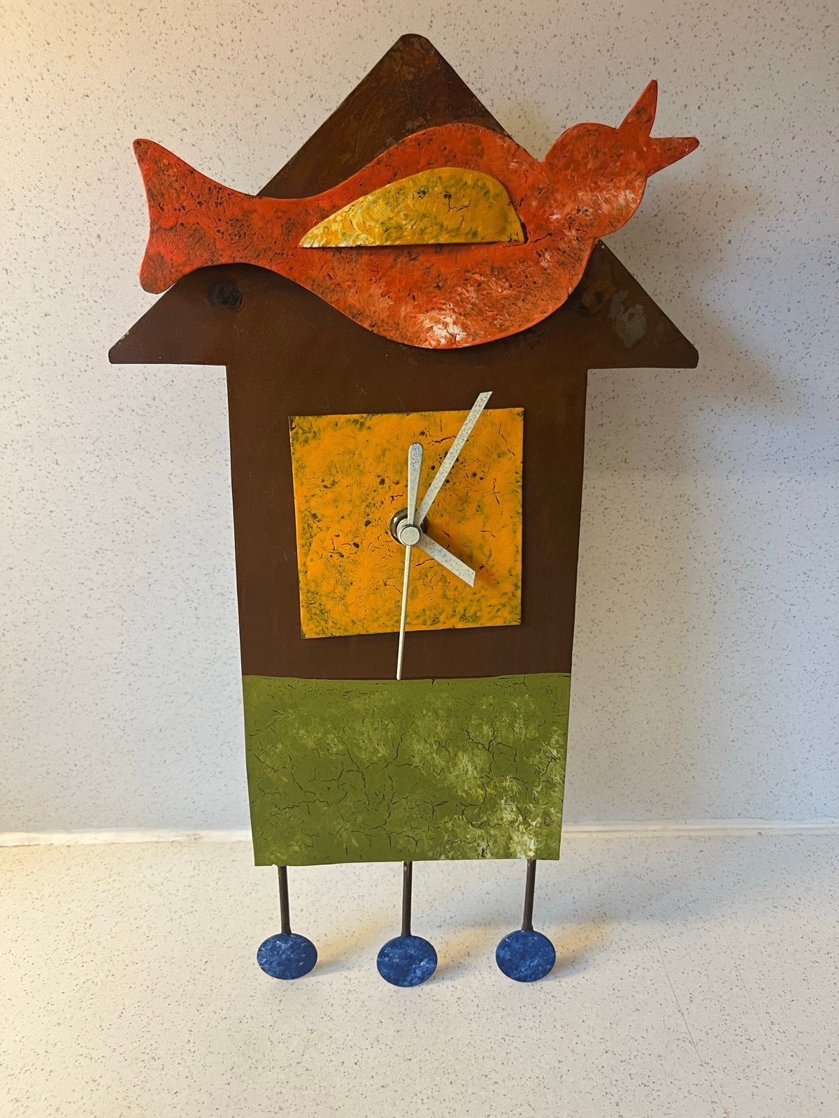 Unieke handgemaakte wandklok met vogel design, Ophalen of Verzenden, Zo goed als nieuw, Analoog, Wandklok