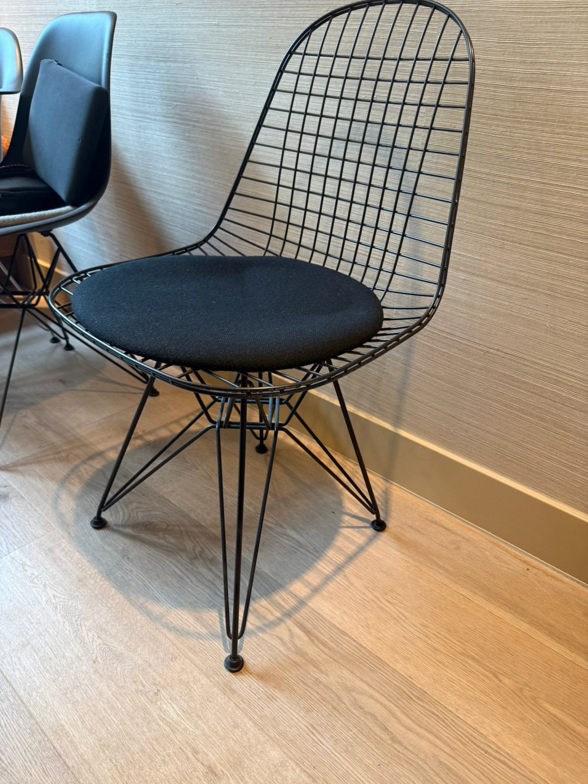 Vitra Eames DKR Wirechair, Huis en Inrichting, Ophalen, Zo goed als nieuw, Zwart, Eén
