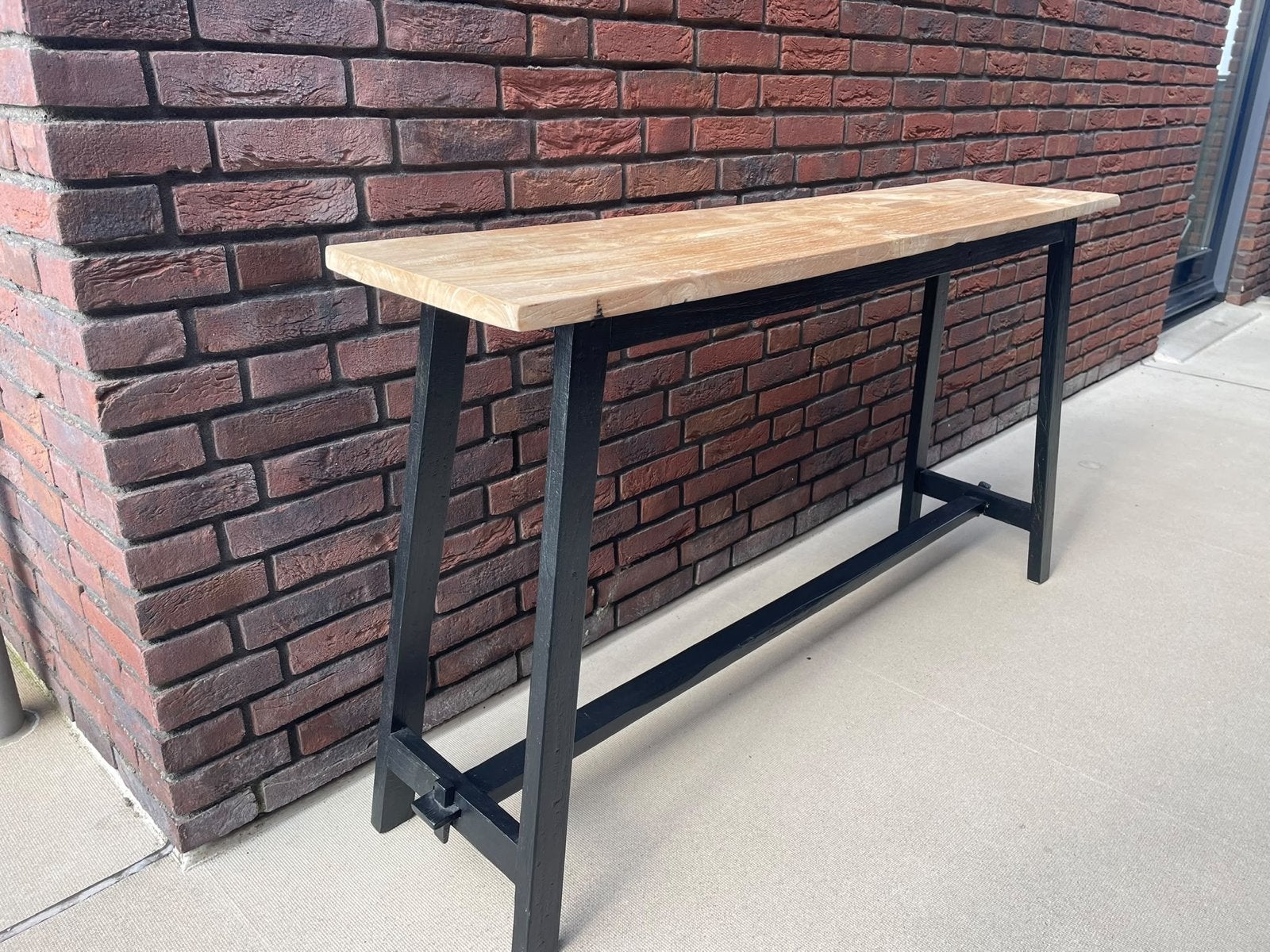 Houten sidetable met zwarte poten - 140x32x77 cm, Huis en Inrichting, Ophalen, 100 tot 150 cm, Zo goed als nieuw, Overige houtsoorten