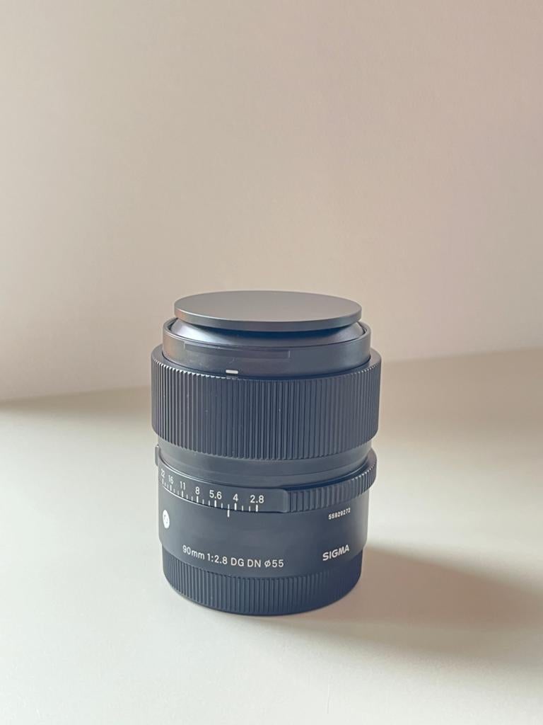 Sigma 90mm f/2.8 DG DN Cont. - Sony E-Mount | Mint Condition, Ophalen, Zo goed als nieuw, Telelens