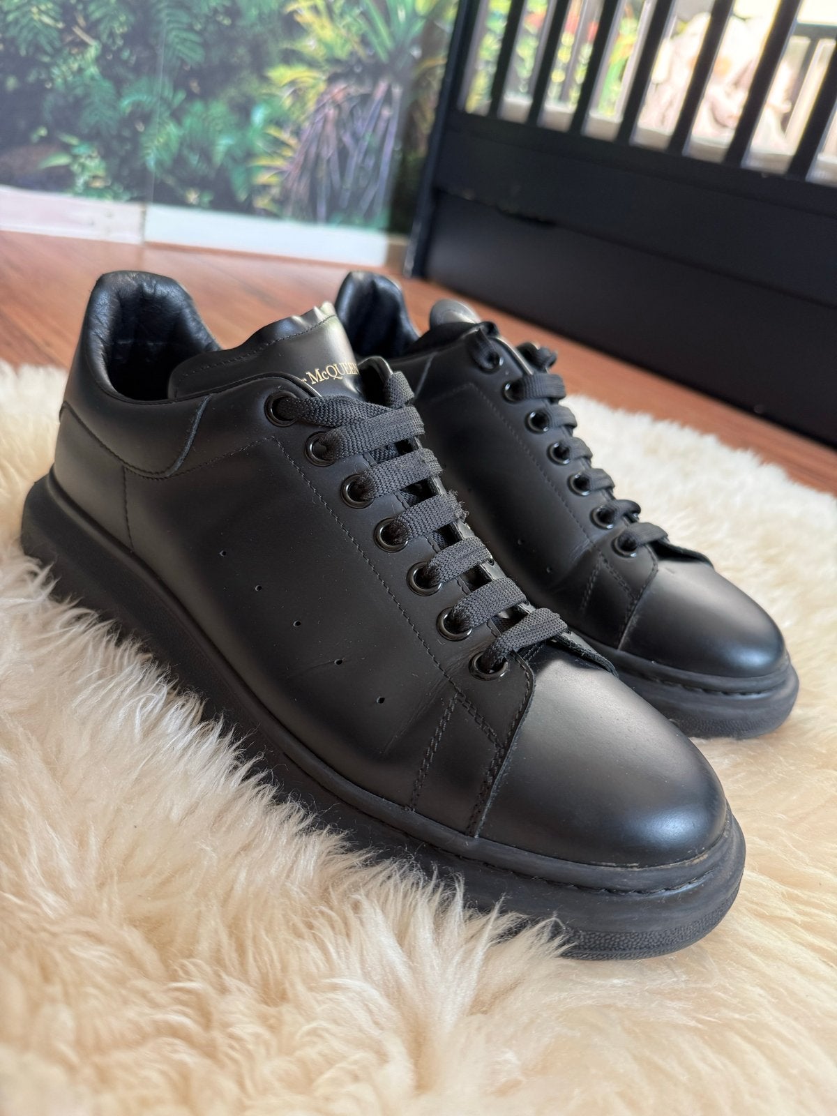 Alexander McQueen sneakers - Zo goed als nieuw - Maat 44, Zwart, Ophalen of Verzenden, Sneakers of Gympen, Zo goed als nieuw