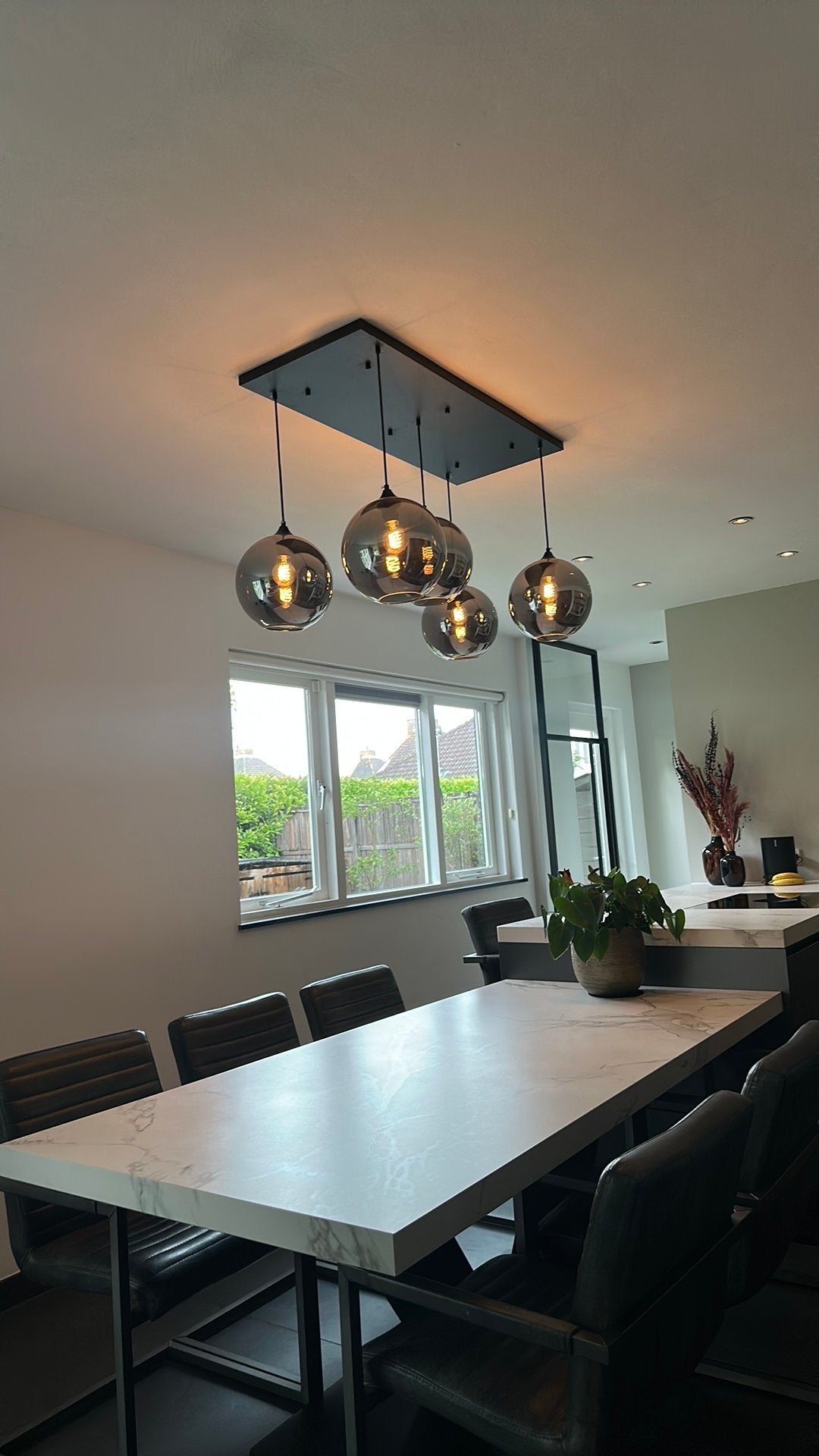 Moderne hanglamp 5-lichts met rookglas bollen – zwart, Huis en Inrichting, Lampen | Hanglampen, Ophalen, Zo goed als nieuw, 75 cm of meer