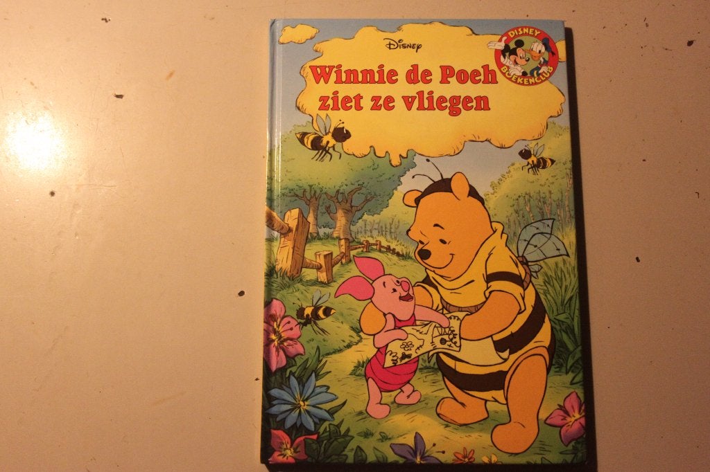 702t - boek - disney - winnie de poeh ziet ze vliegen, Boeken, Ophalen of Verzenden, Gelezen, Fictie algemeen