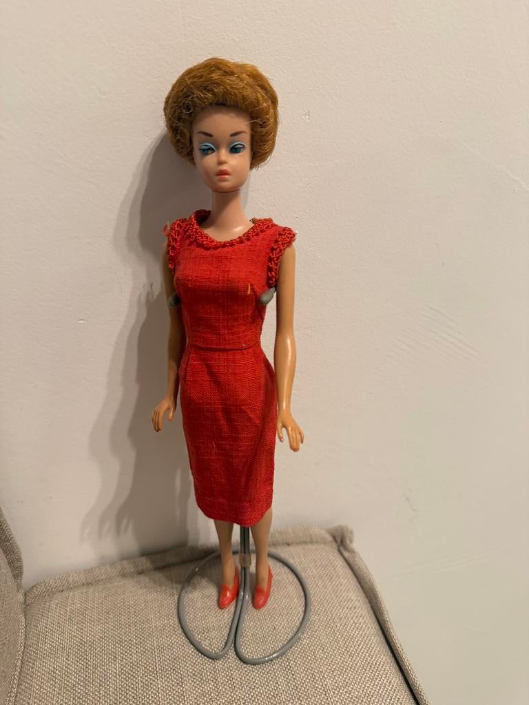 Vintage Barbie pop in rode jurk - Jaren '60, Ophalen of Verzenden, Gebruikt, Barbie