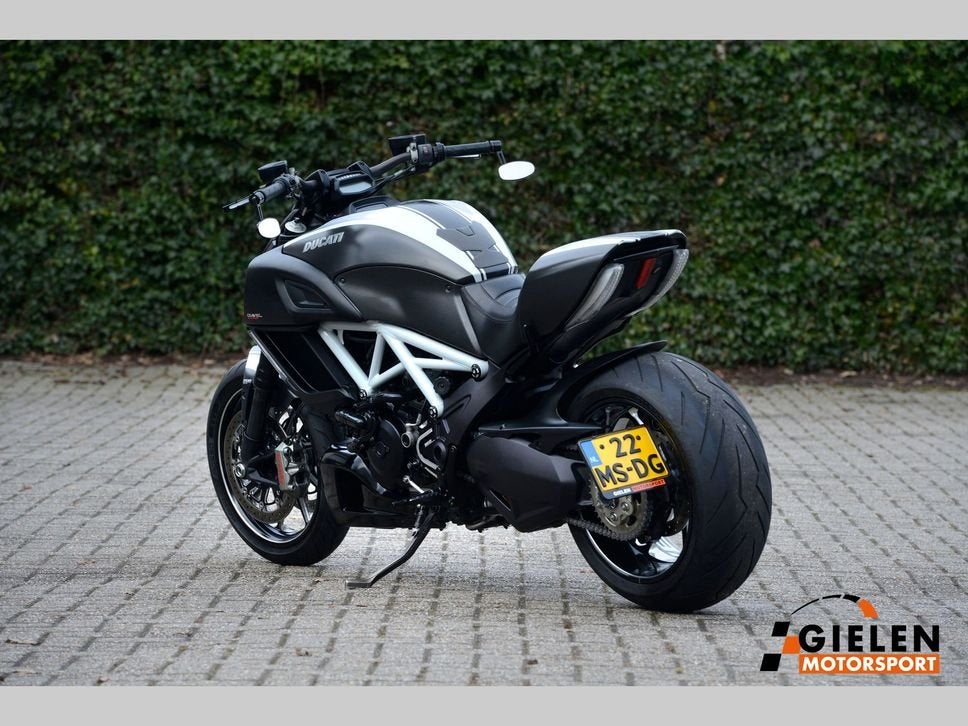 Ducati Diavel Carbon editie 2016 Type 2, 2 cilinders, 390, rue d' Estienne d'Orves 92701 COLOMBES CEDEX, FR, 1198 cc, Motorrijbewijs A