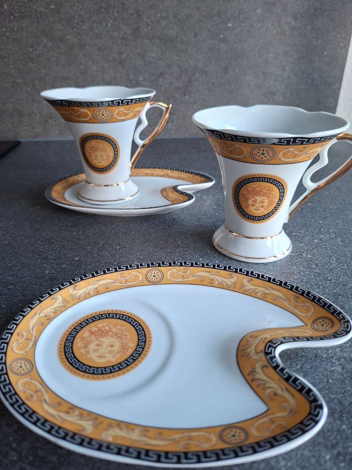 KOP EN SCHOTEL MEDUSA STIJL, Ophalen of Verzenden, Nieuw, Porselein, Kop en/of schotel