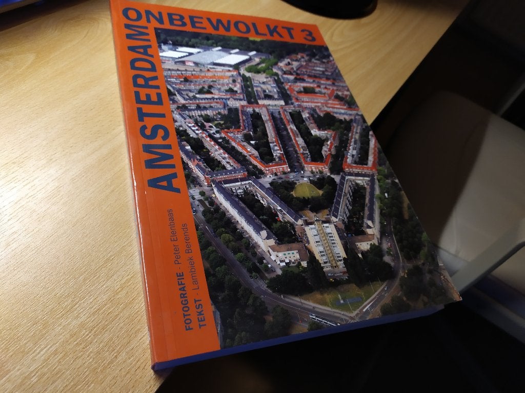 Amsterdam Onbewolkt 3, Boeken, Geschiedenis | Stad en Regio, Ophalen of Verzenden, 20e eeuw of later, Gelezen