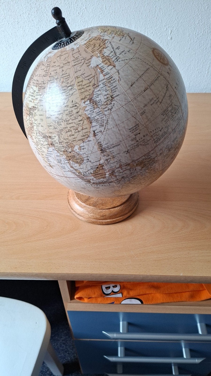 Decoratieve wereldbol met houten voet, Ophalen of Verzenden