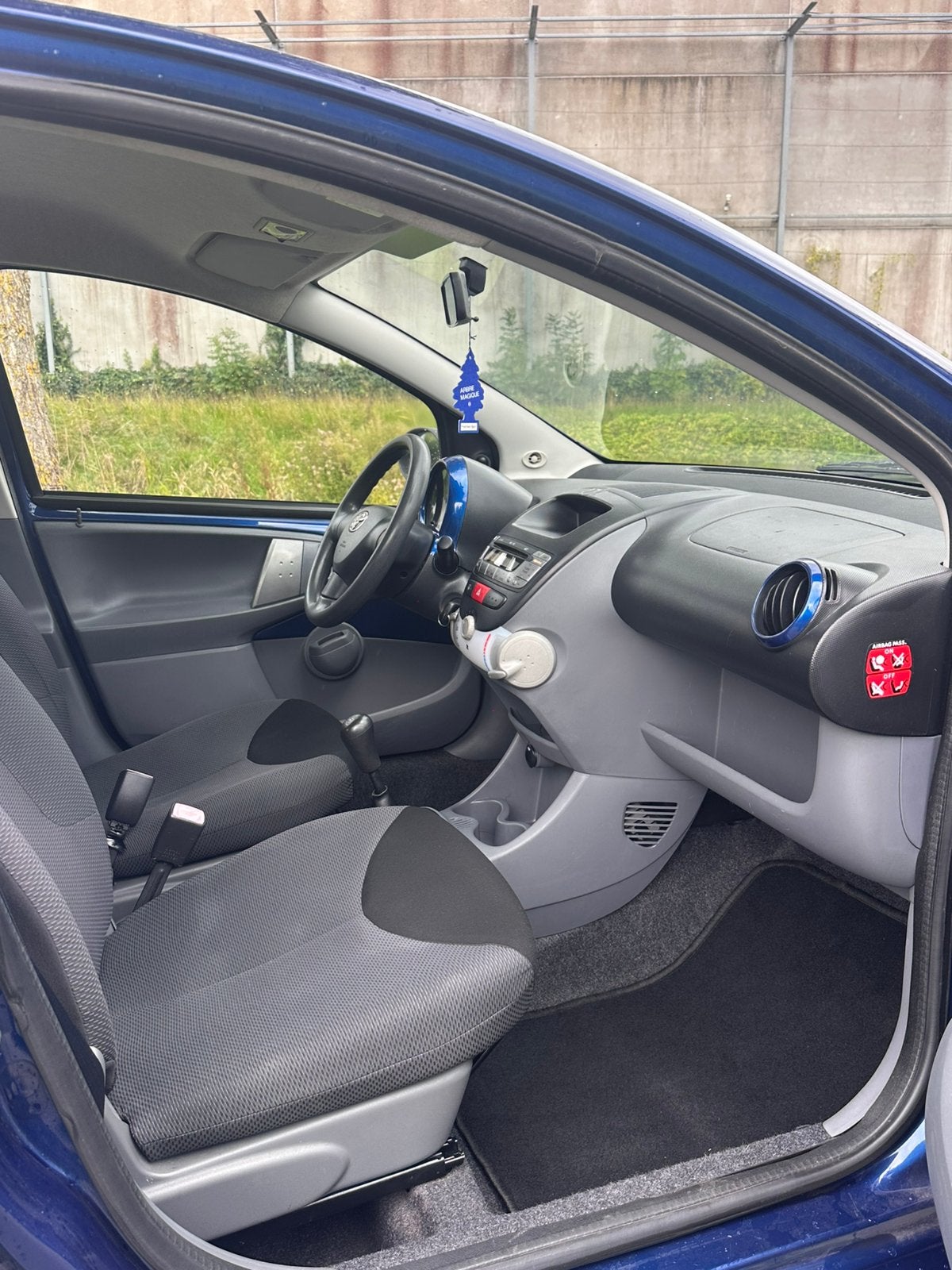 Foto 11 van Toyota Aygo 1.0 | Donker blauw | 5 Deurs | NAP | Zuinig