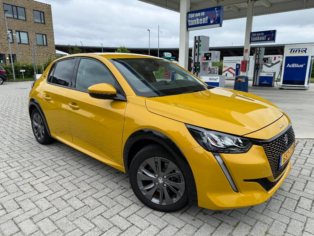 Peugeot E- 208 /136pk 2021 Geel / Accu 89%/APK tot juli 2027, 136 pk, Zwart, Overige bekleding, Geel