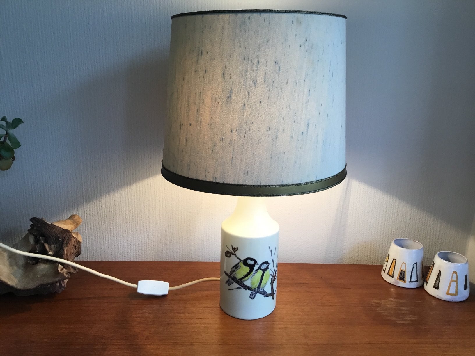 Vintage tafel lamp. Jaren 60 porselein  Kaiser met koolmezen, Ophalen of Verzenden, Zo goed als nieuw