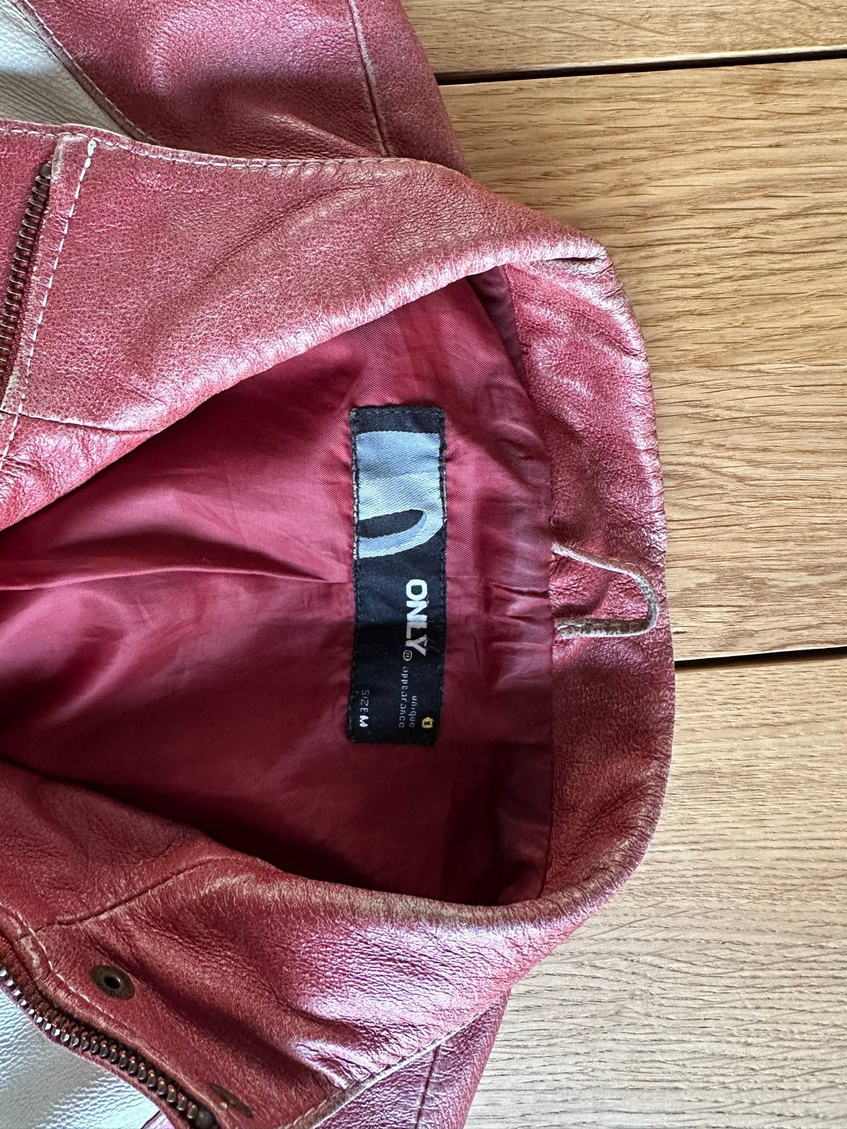 ONLY leren jasje rood/wit/zwart - Maat M, Kleding | Dames, Ophalen of Verzenden, Gedragen, Maat 38/40 (M), Rood
