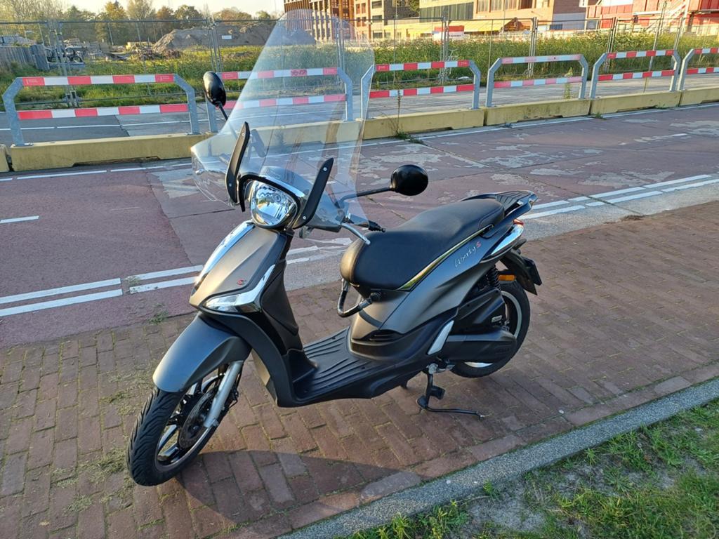 Piaggio liberty S 50cc 45 KM 2021, Fietsen en Brommers, Brommers | Overige merken, Ophalen, Zo goed als nieuw