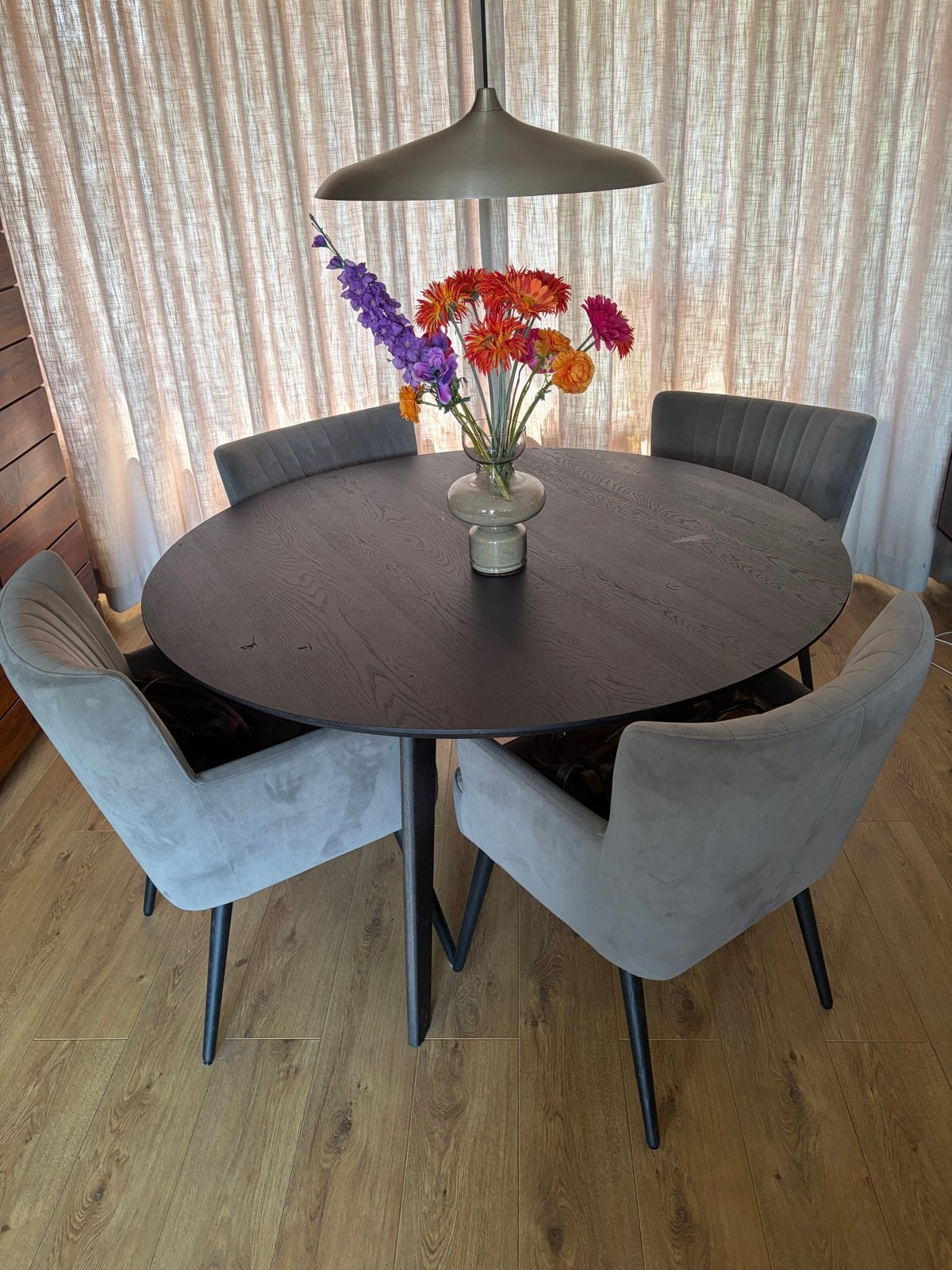 ❤️ Zwarte ronde eiken tafel met Goossens stoelen Rob, Ophalen, 100 tot 150 cm, Zo goed als nieuw, Vier personen