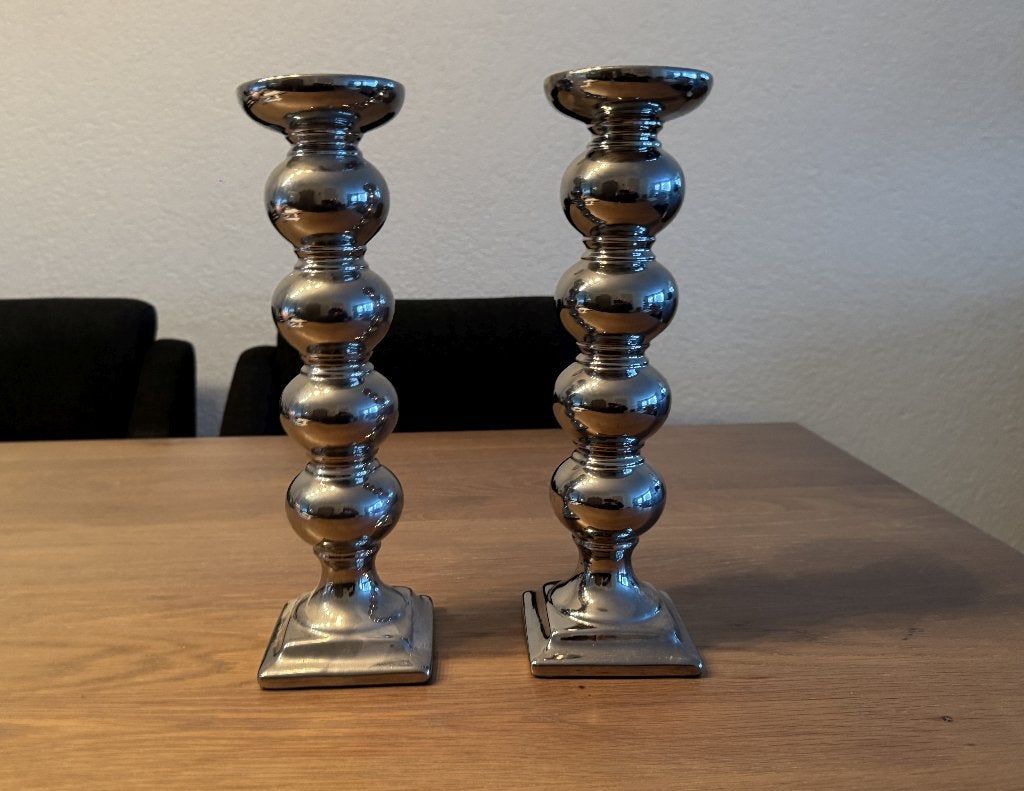 Set van 2 zilverkleurige kandelaars - samen € 7,50, Overige materialen, Overige merken, Ophalen of Verzenden, Zo goed als nieuw