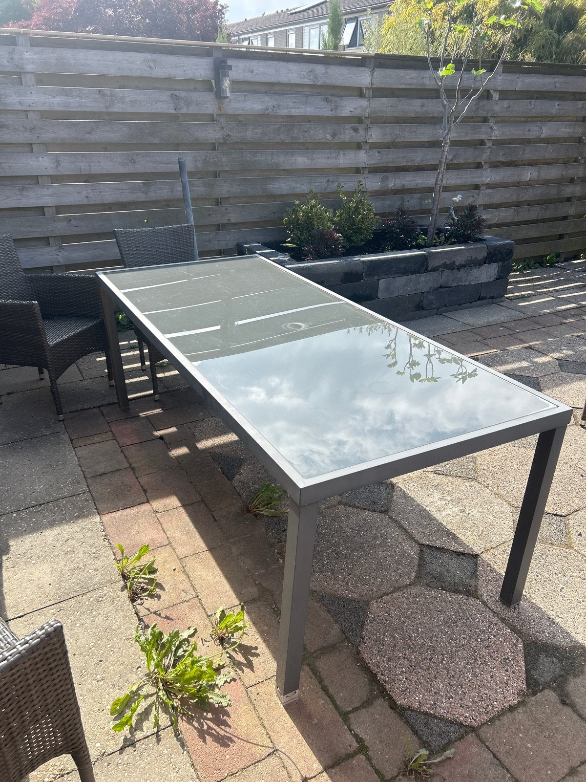 Grote kunststof tuintafel met glazen blad (210x90cm), Ophalen, Gebruikt, Rechthoekig, Kunststof